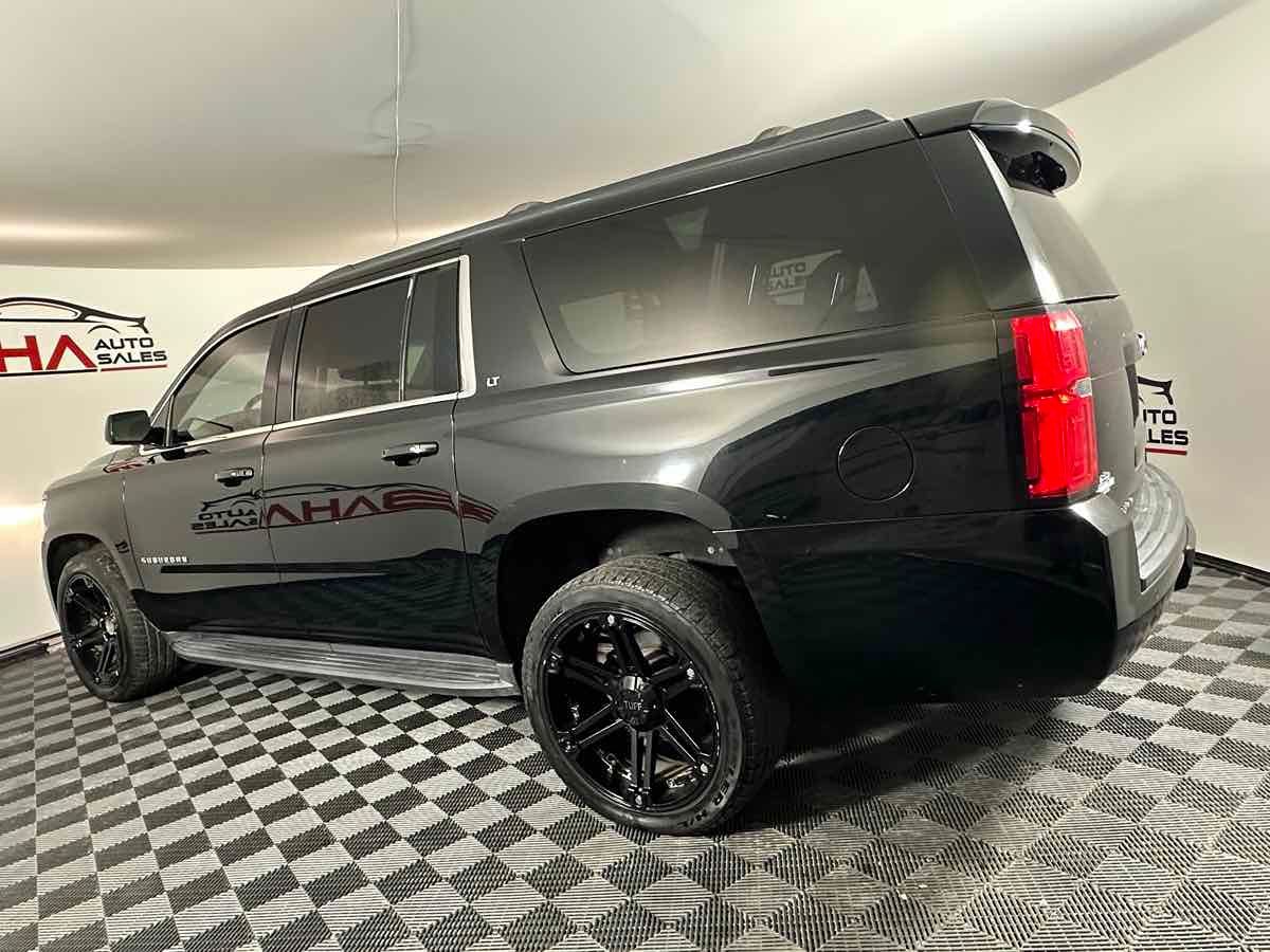 2018 Chevrolet Suburban LT photo 3
