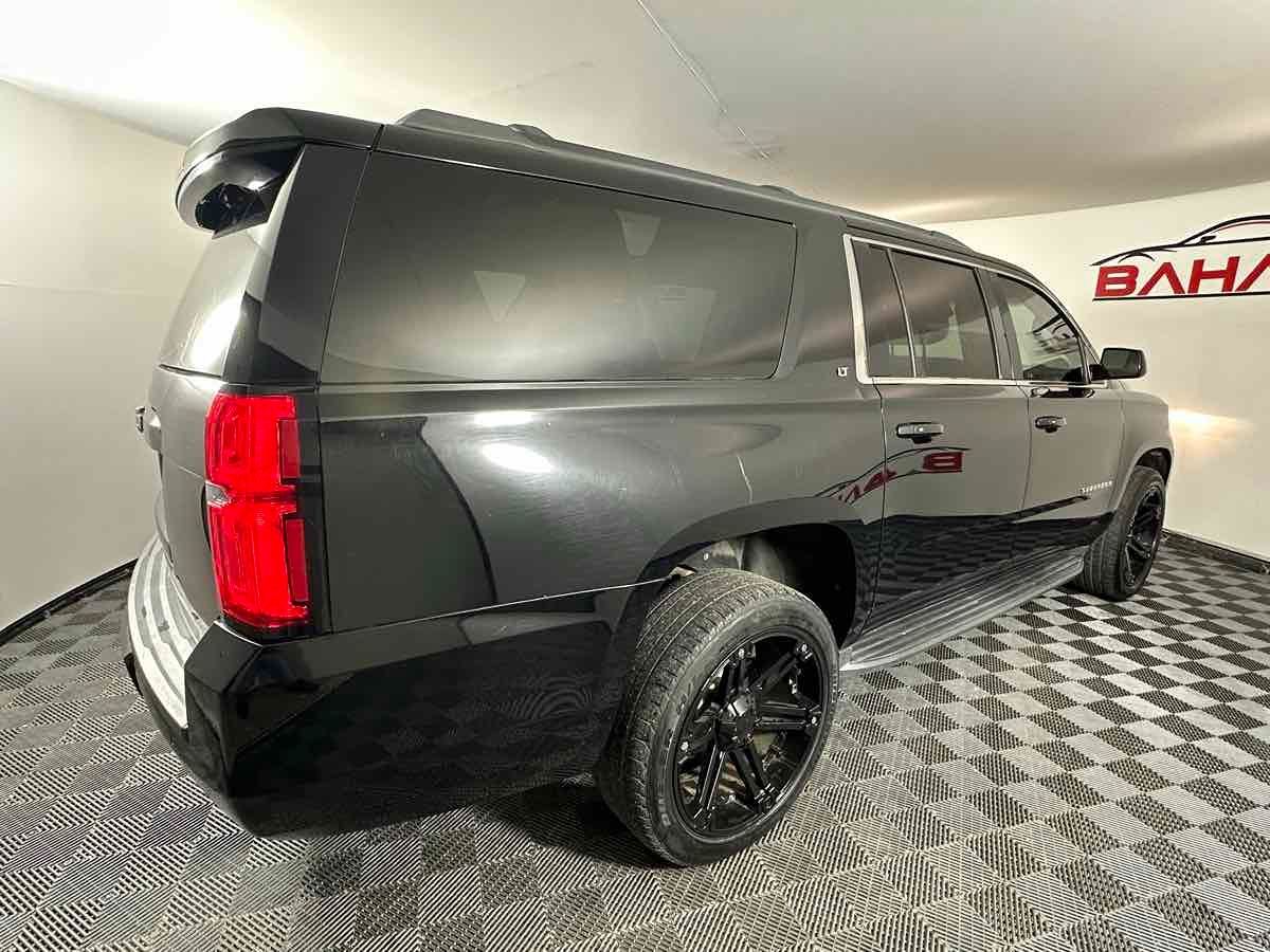 2018 Chevrolet Suburban LT photo 4