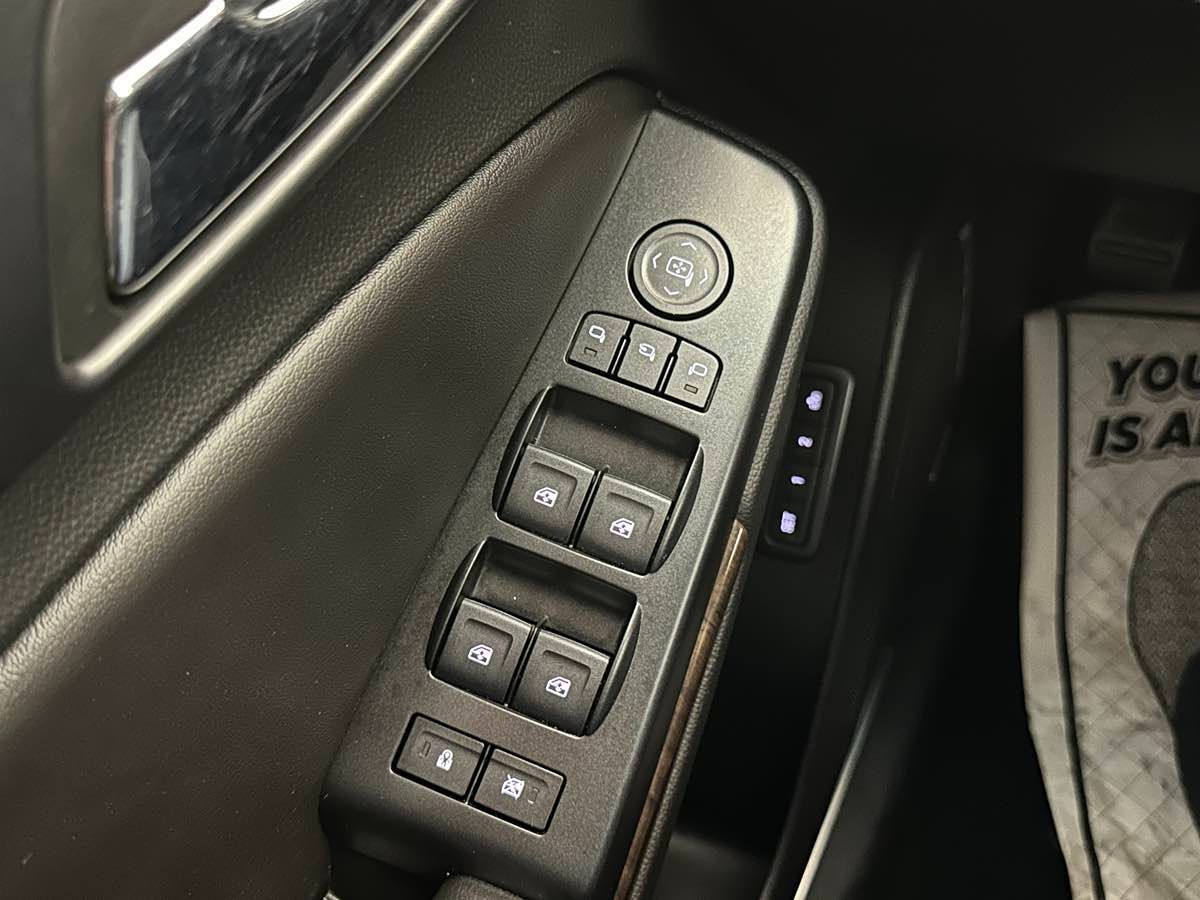 2018 Chevrolet Suburban LT photo 30