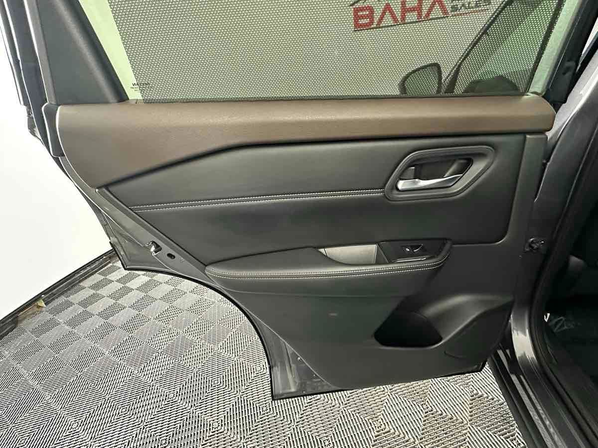 2022 Nissan Rogue SV photo 17