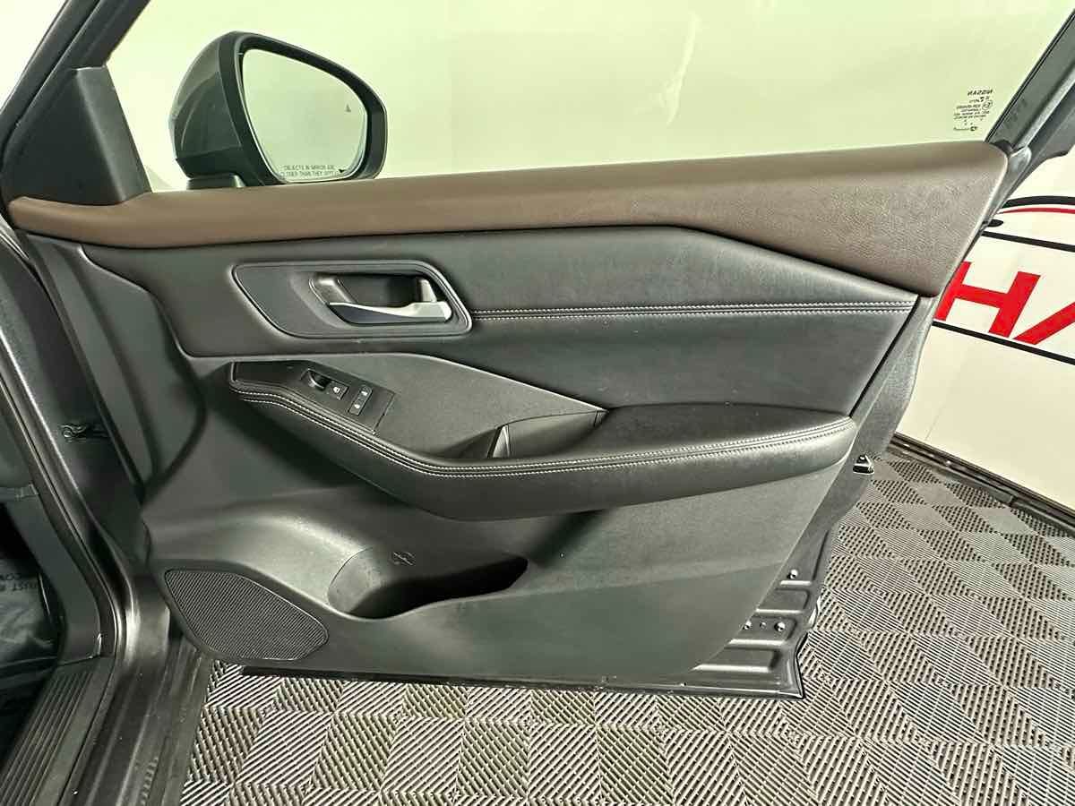 2022 Nissan Rogue SV photo 25