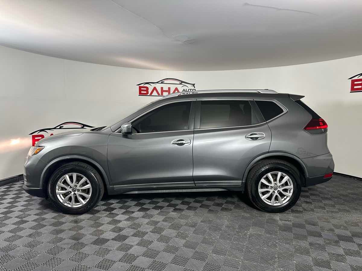 2018 Nissan Rogue SV photo 3