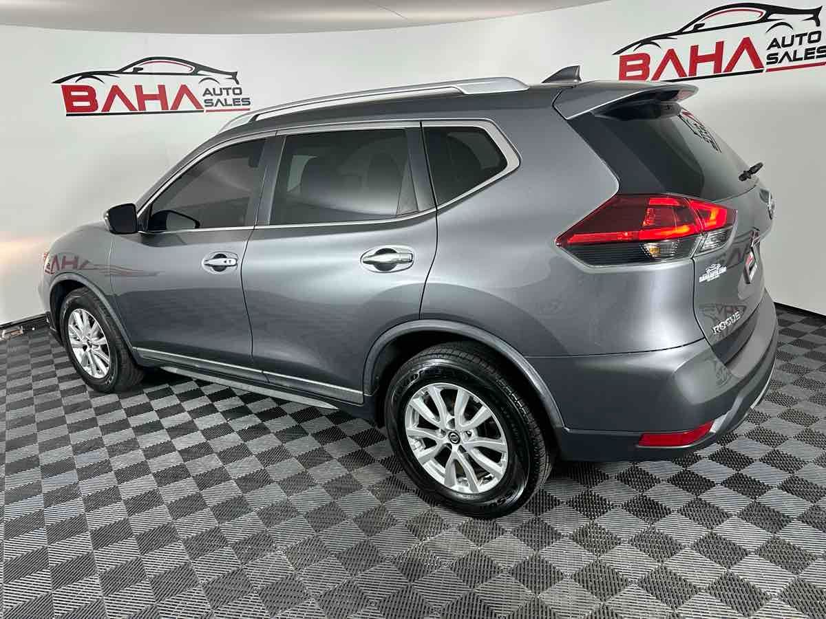 2018 Nissan Rogue SV photo 4