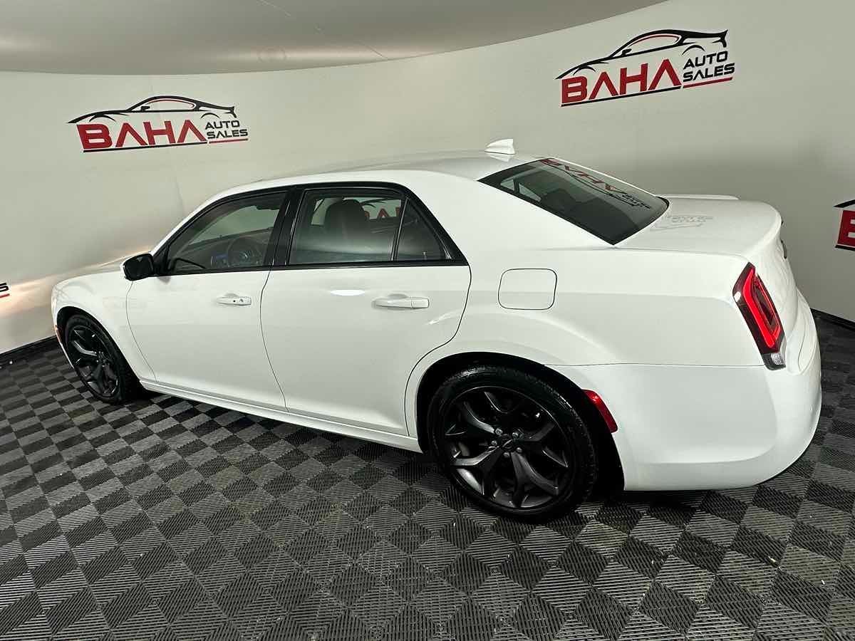 2021 Chrysler 300 Touring L photo 4