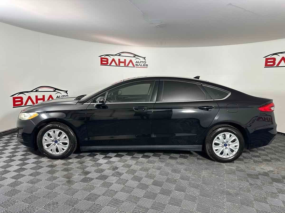 2020 Ford Fusion S photo 3