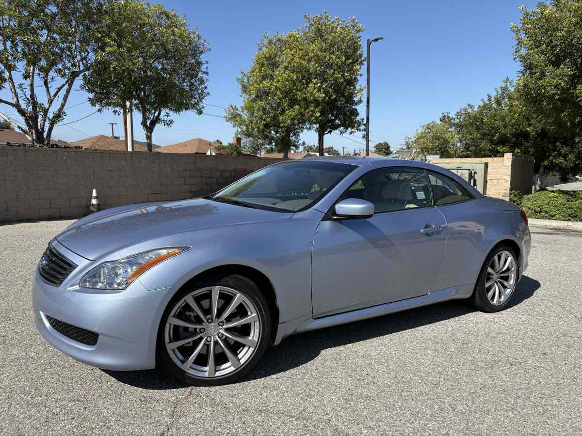 2009 Infiniti G37 Convertible Base photo 2