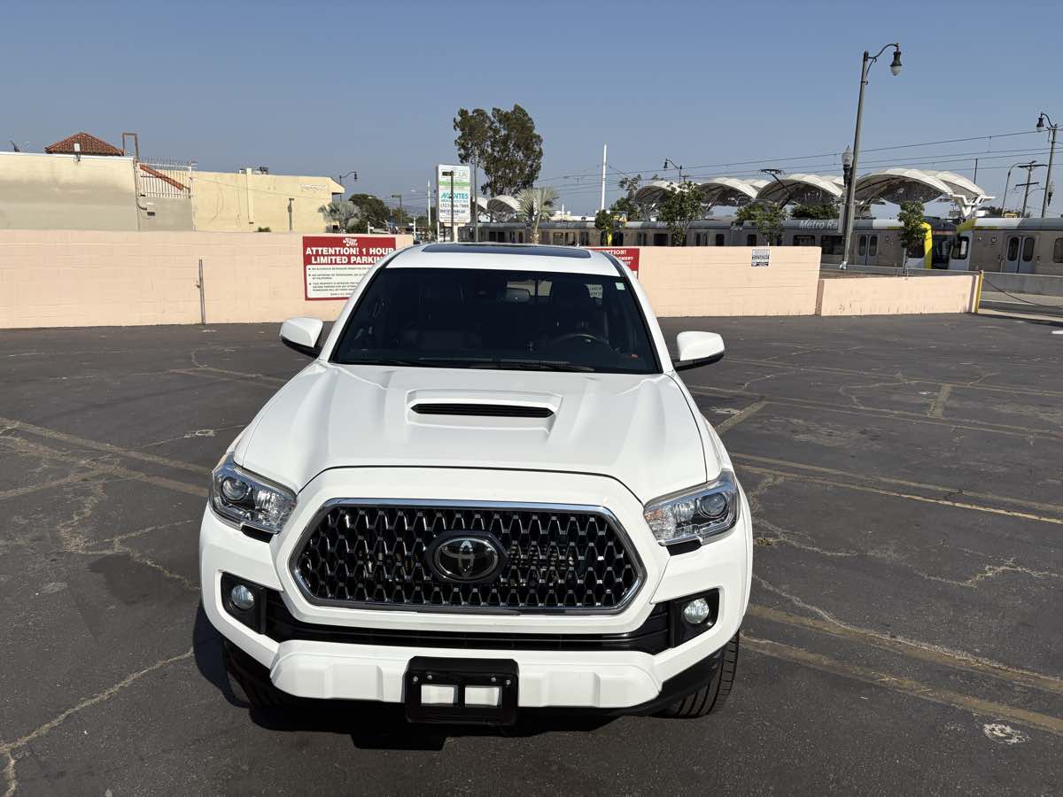 2019 Toyota Tacoma TRD Sport photo 3