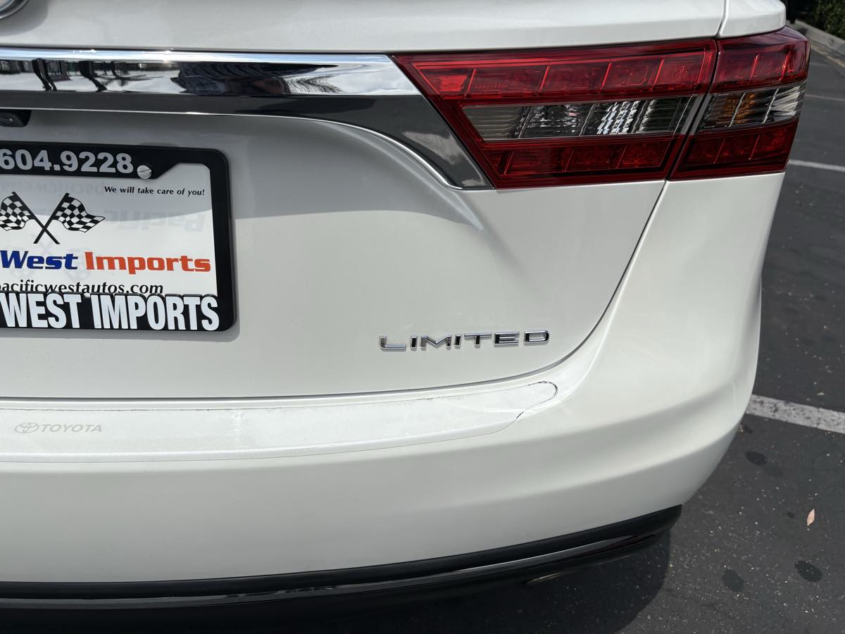 2016 Toyota Avalon Limited photo 16