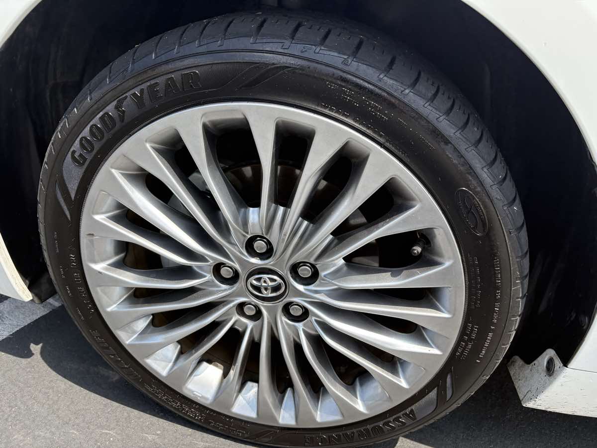 2016 Toyota Avalon Limited photo 19