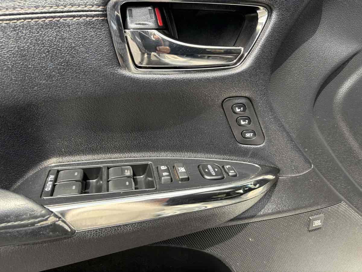 2016 Toyota Avalon Limited photo 31