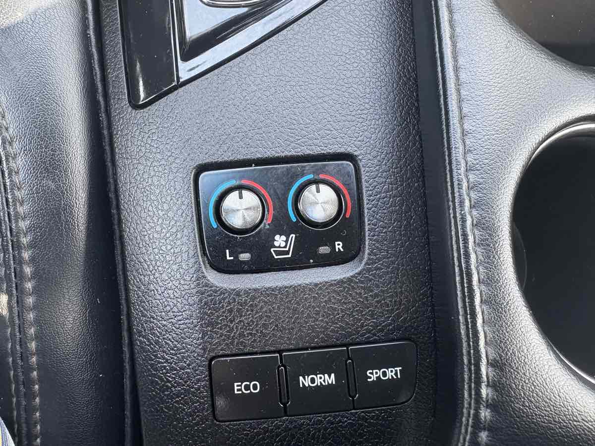 2016 Toyota Avalon Limited photo 39