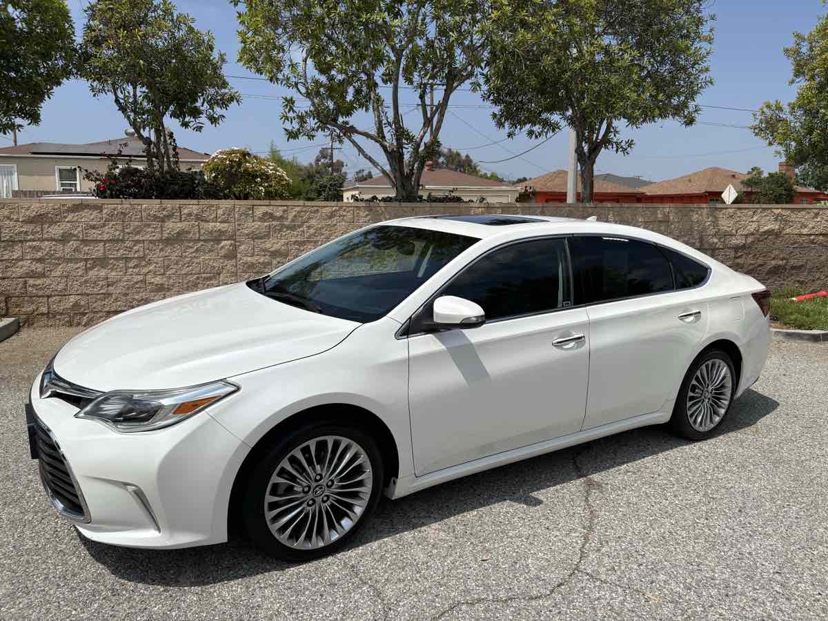 2016 Toyota Avalon Limited photo 3