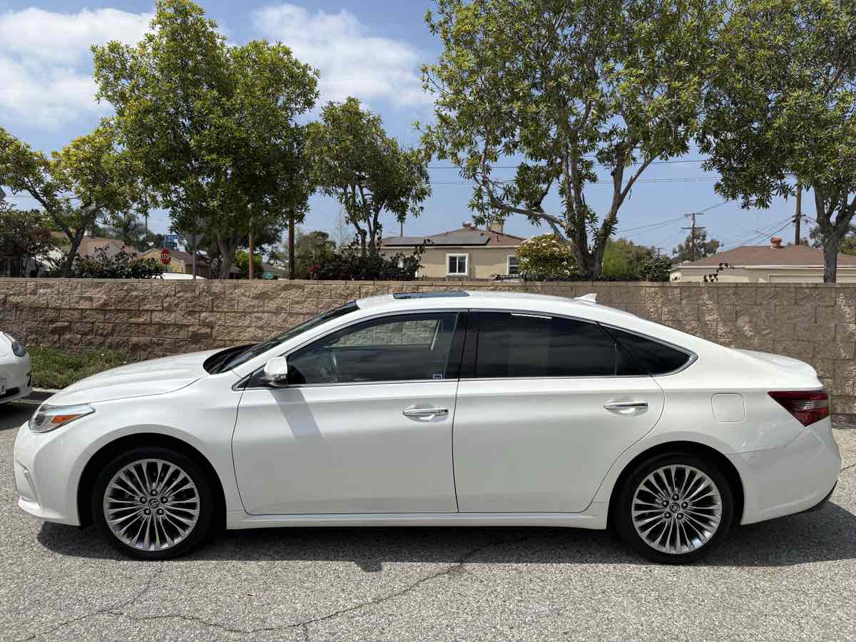 2016 Toyota Avalon Limited photo 6