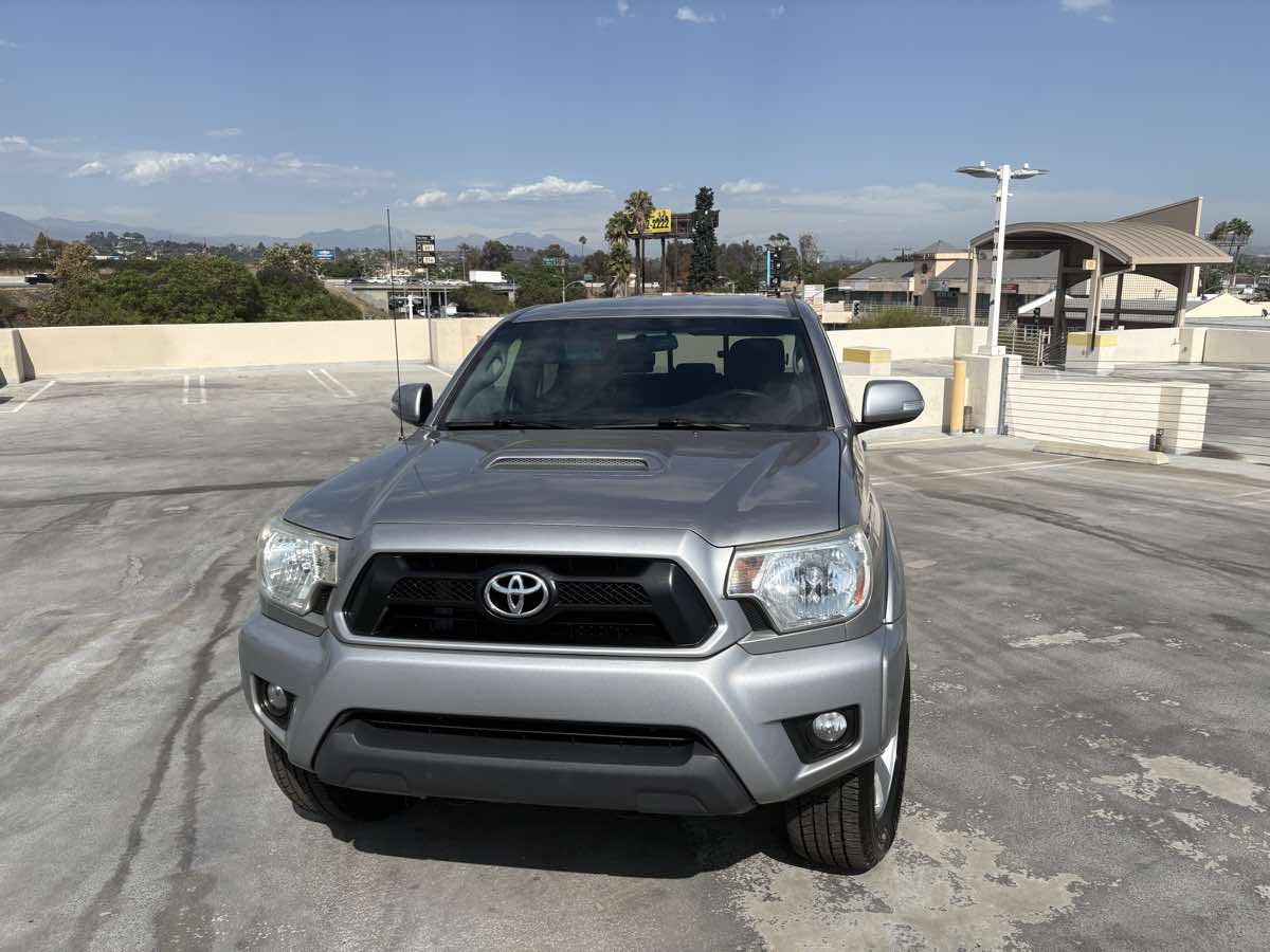 2015 Toyota Tacoma TRD Sport photo 3