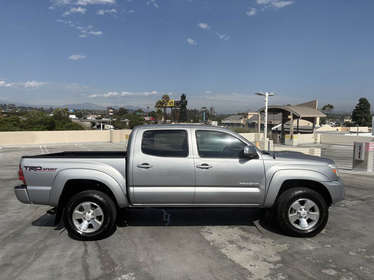 2015 Toyota Tacoma TRD Sport photo 32