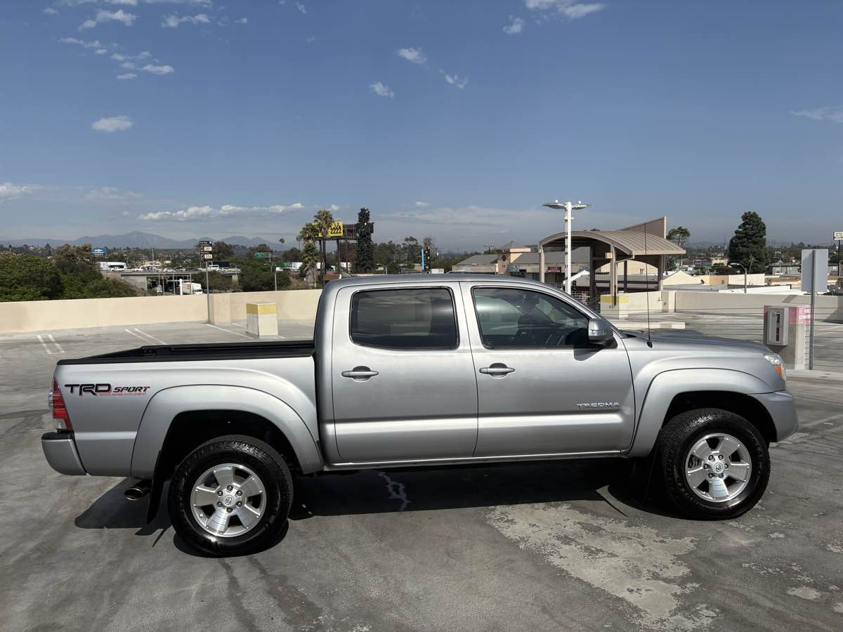 2015 Toyota Tacoma TRD Sport photo 36