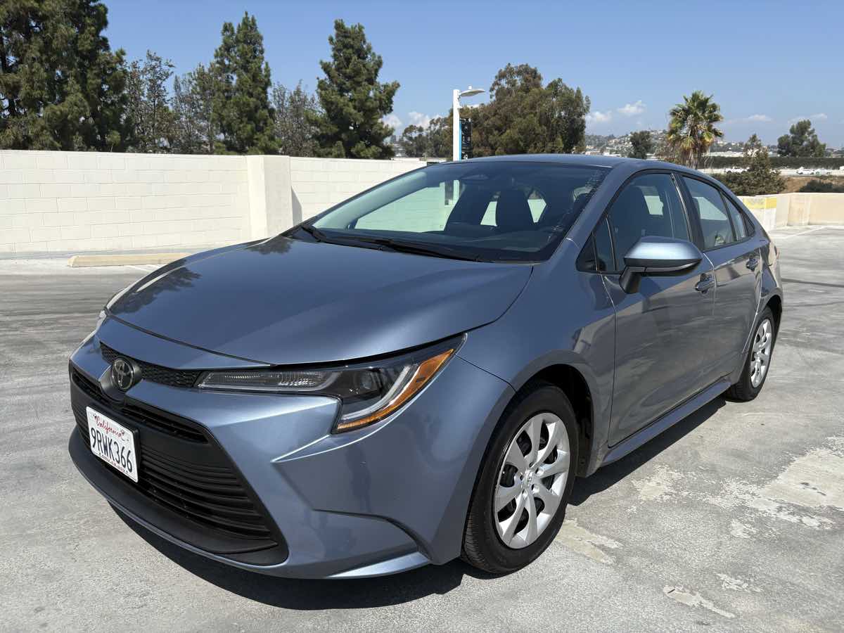 2025 Toyota Corolla LE photo 3