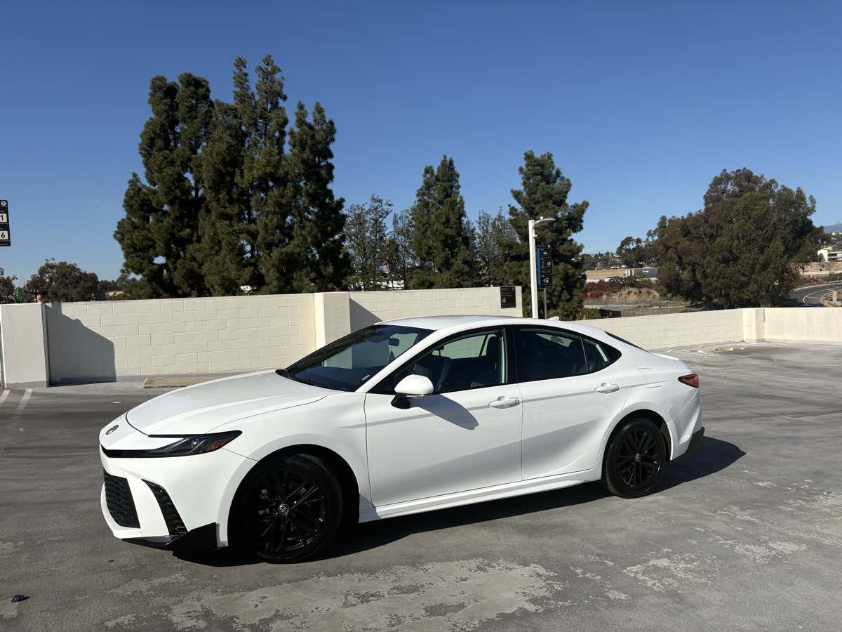 2025 Toyota Camry SE photo 2