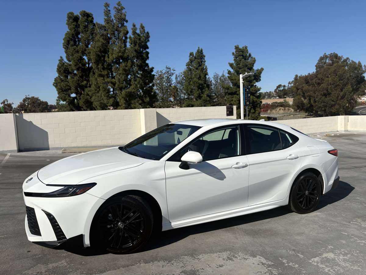 2025 Toyota Camry SE photo 3