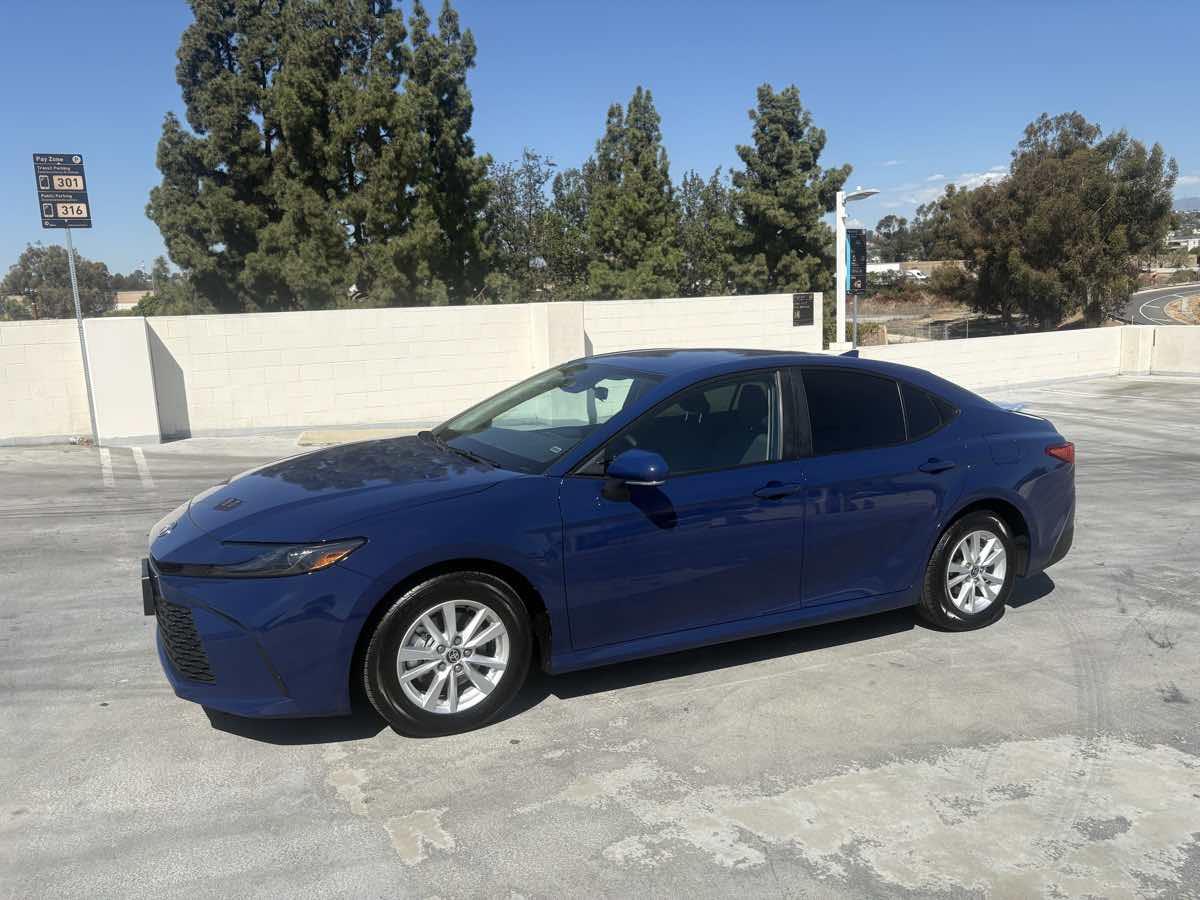 Toyota Camry photo 2