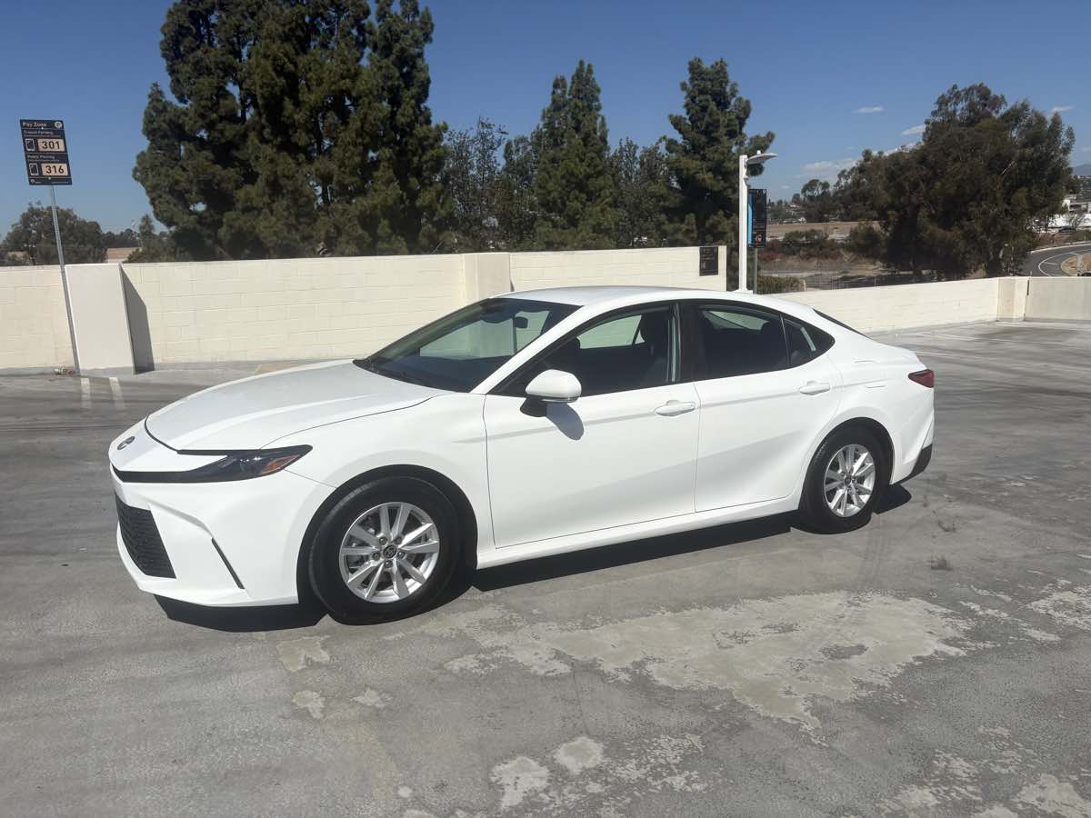 Toyota Camry photo 2