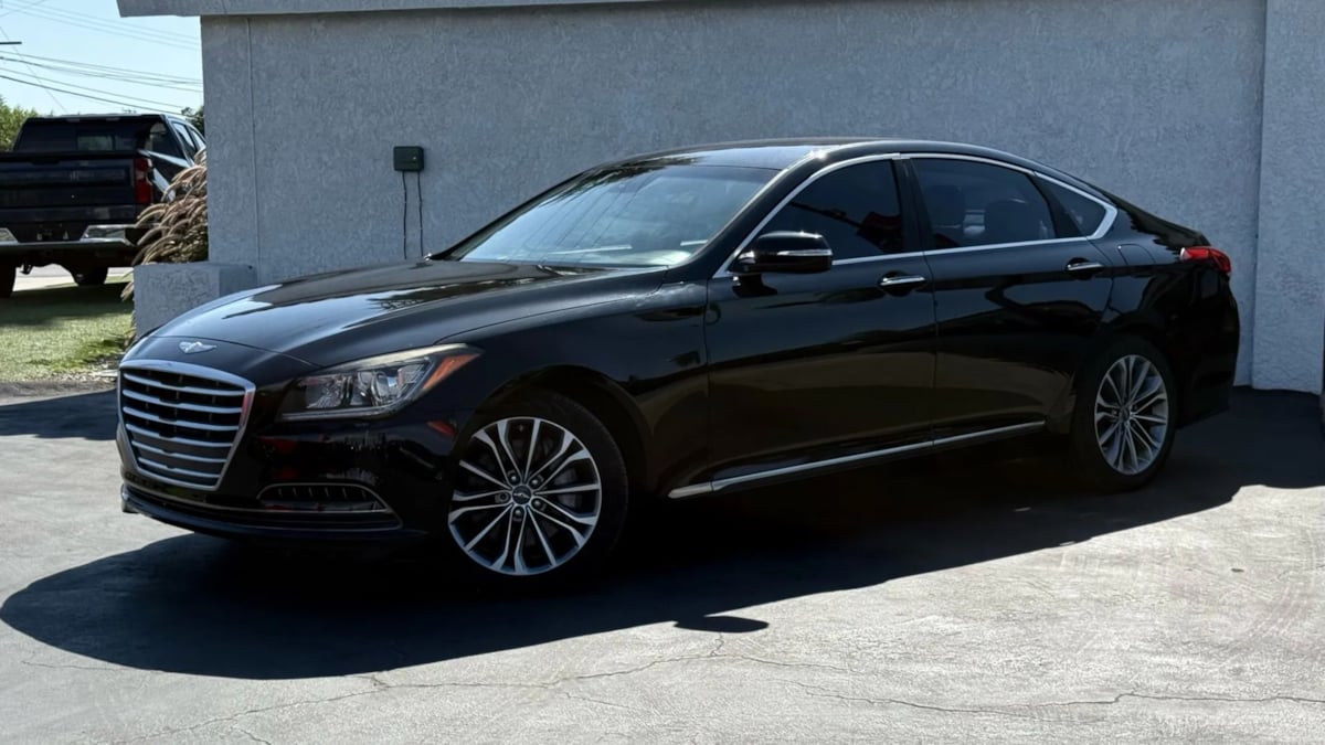 2016 Hyundai Genesis 3.8 photo 3