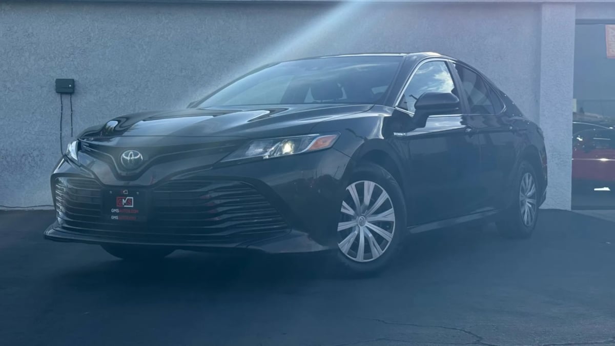 2018 Toyota Camry Hybrid LE photo 2