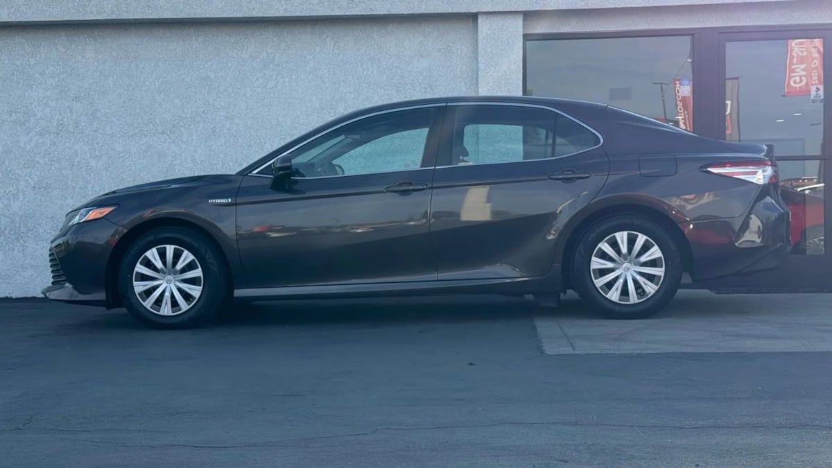 2018 Toyota Camry Hybrid LE photo 4