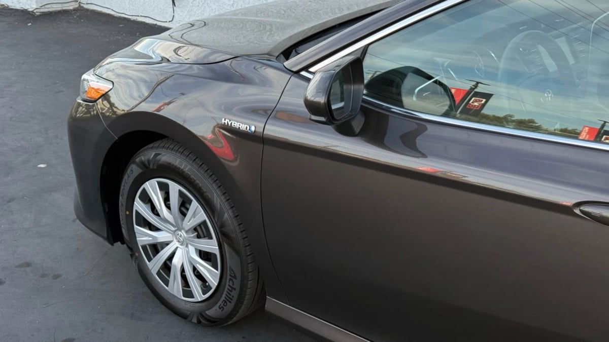 2018 Toyota Camry Hybrid LE photo 6