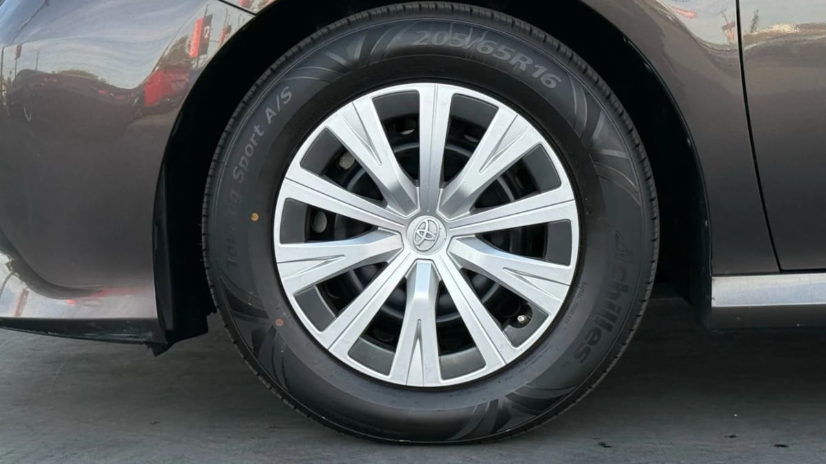 2018 Toyota Camry Hybrid LE photo 8