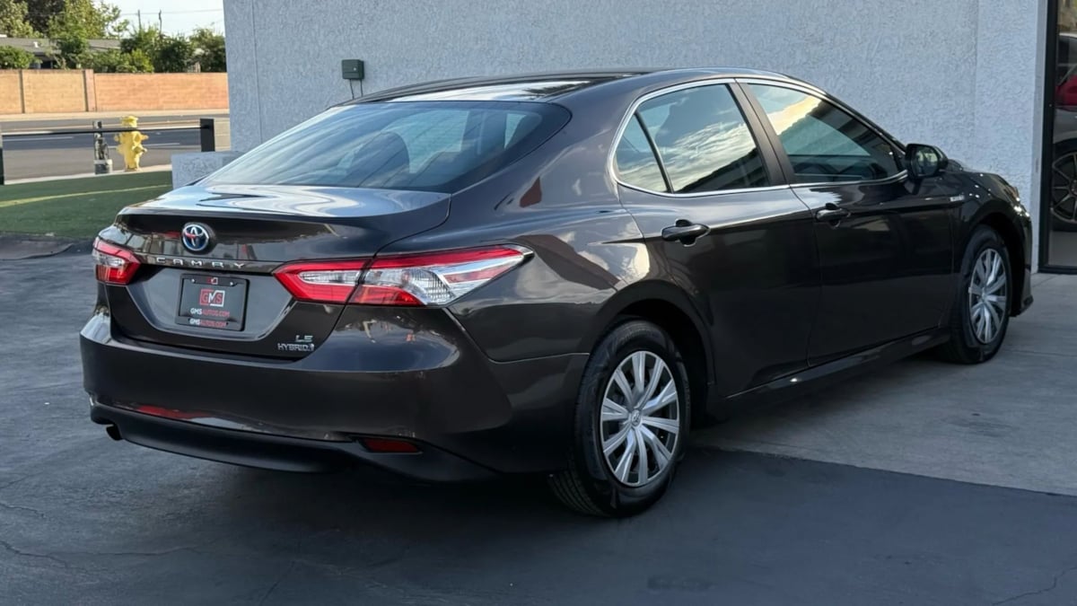 2018 Toyota Camry Hybrid LE photo 12