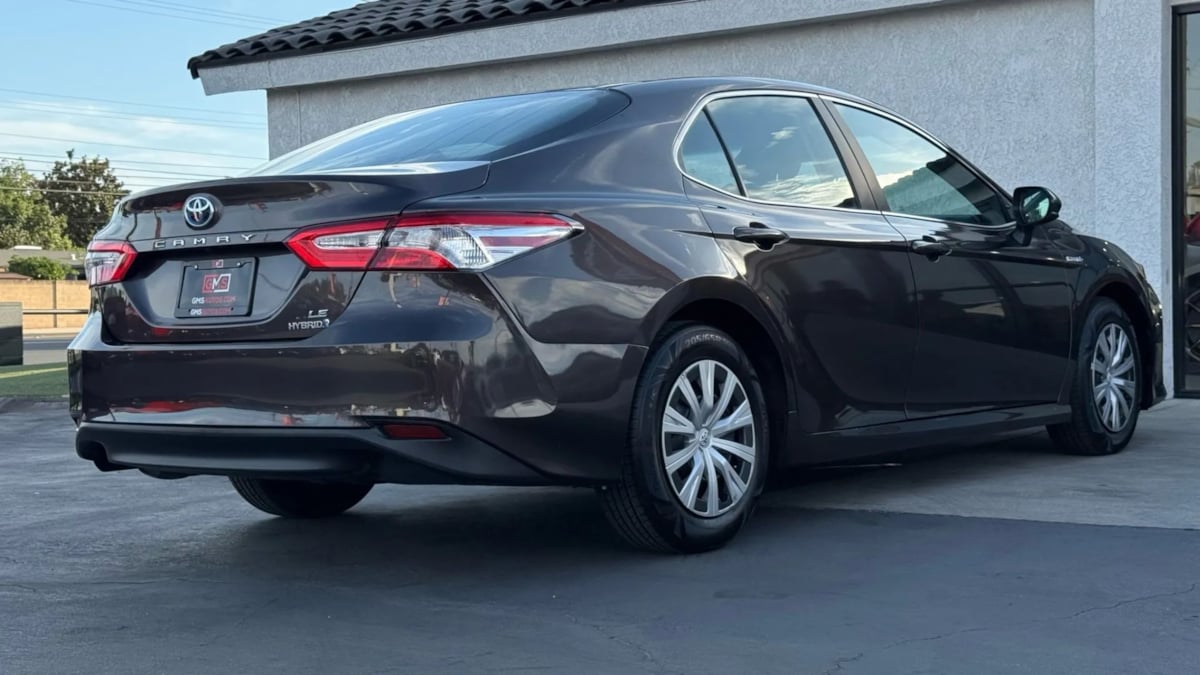 2018 Toyota Camry Hybrid LE photo 13