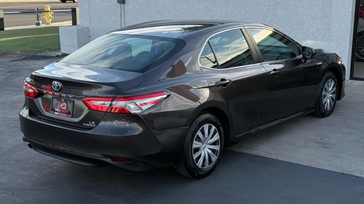 2018 Toyota Camry Hybrid LE photo 14
