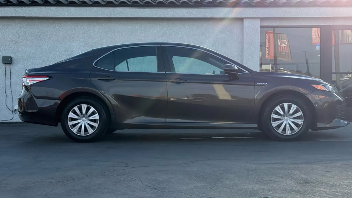 2018 Toyota Camry Hybrid LE photo 18