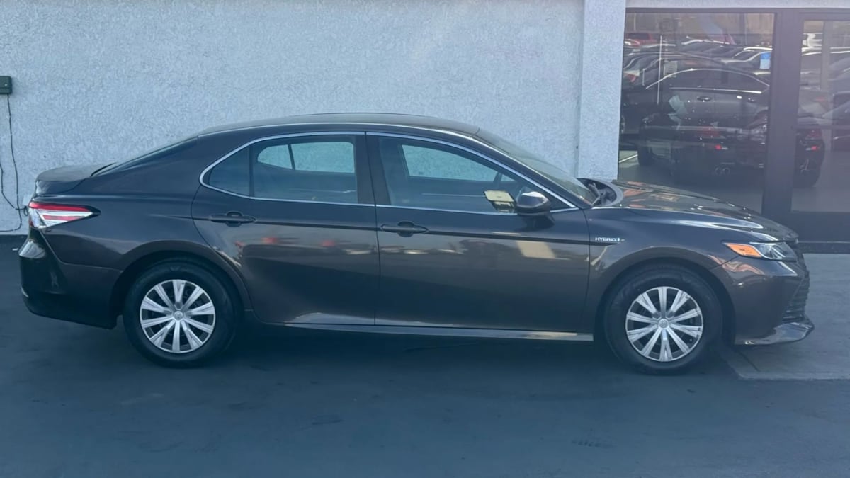 2018 Toyota Camry Hybrid LE photo 19