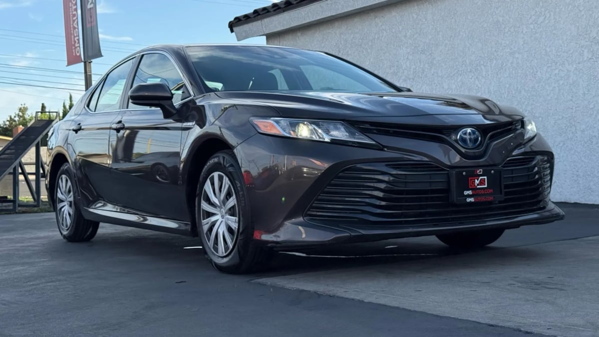 2018 Toyota Camry Hybrid LE photo 21