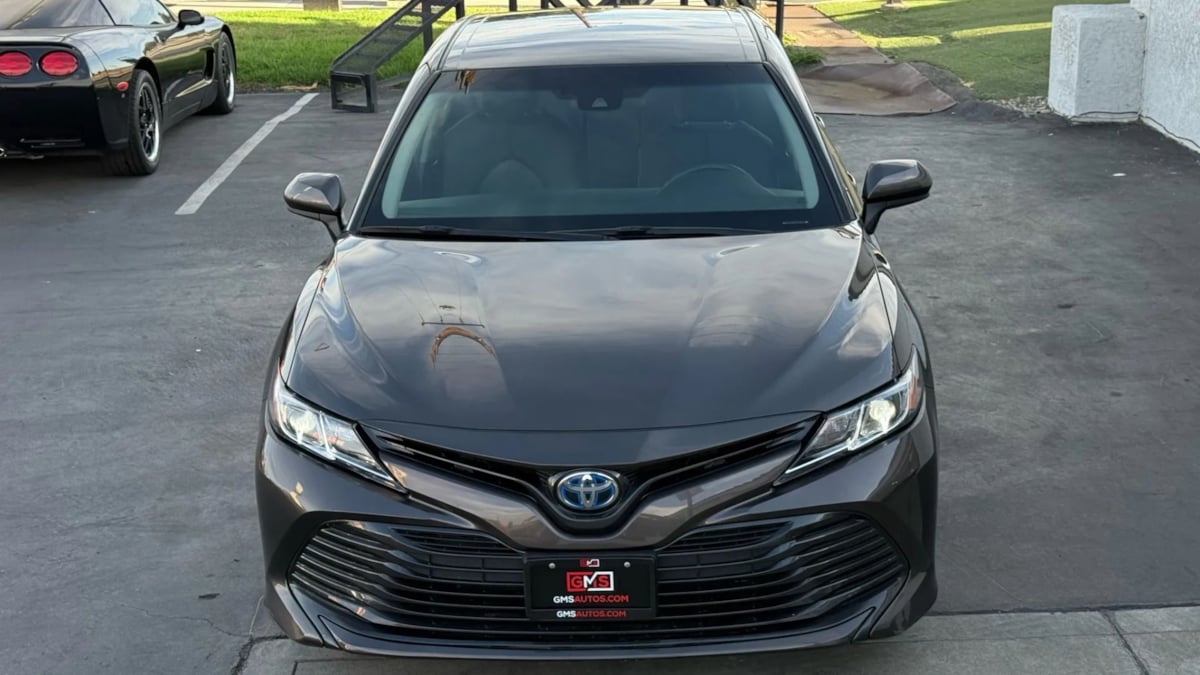 2018 Toyota Camry Hybrid LE photo 24