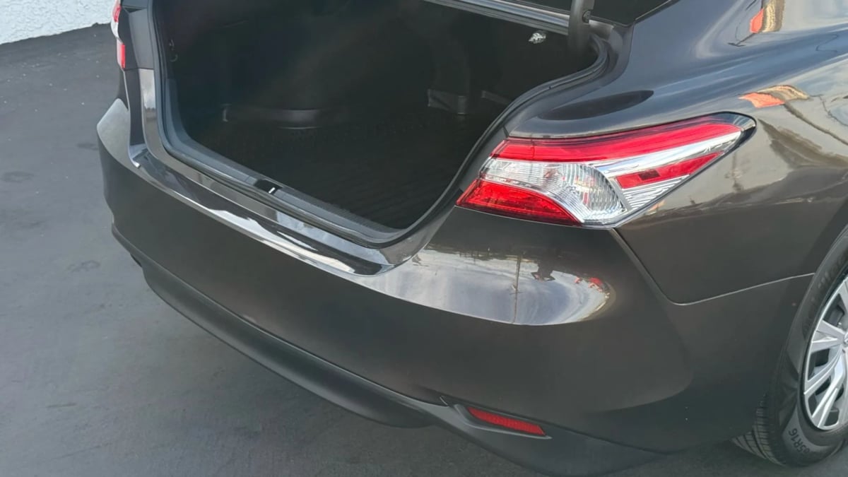 2018 Toyota Camry Hybrid LE photo 25