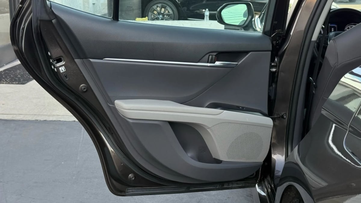 2018 Toyota Camry Hybrid LE photo 29