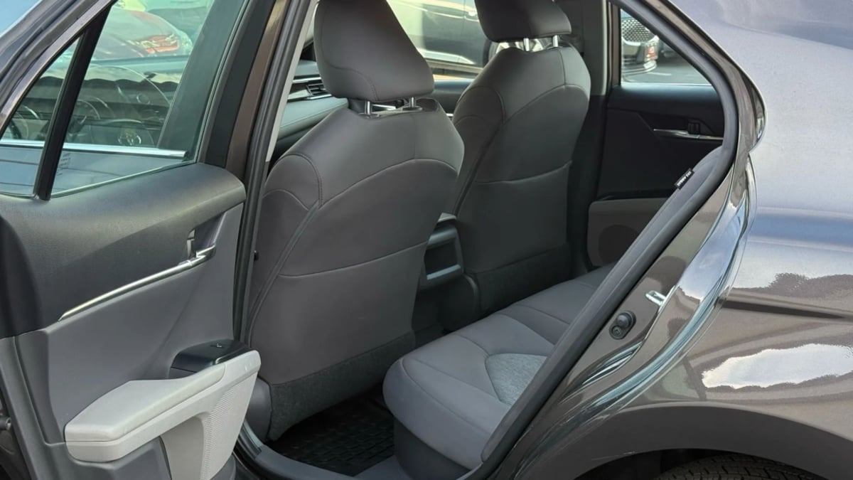2018 Toyota Camry Hybrid LE photo 30