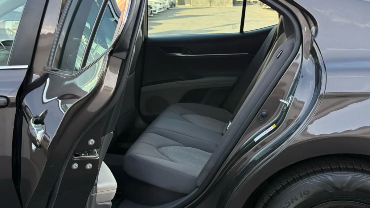 2018 Toyota Camry Hybrid LE photo 31