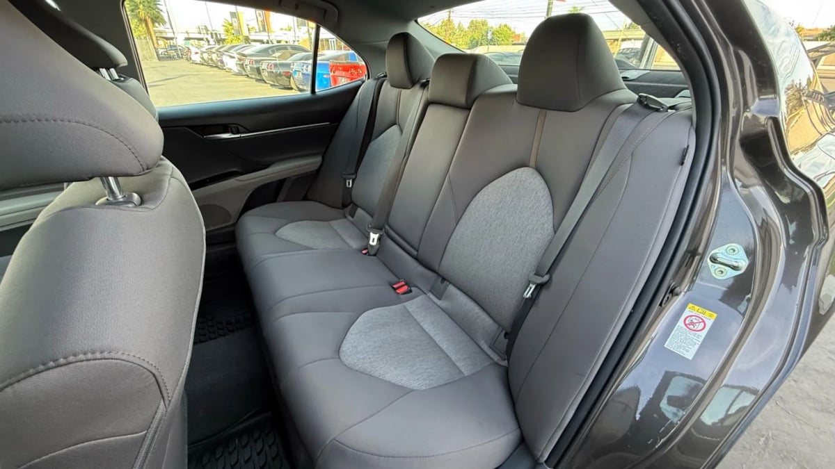 2018 Toyota Camry Hybrid LE photo 32