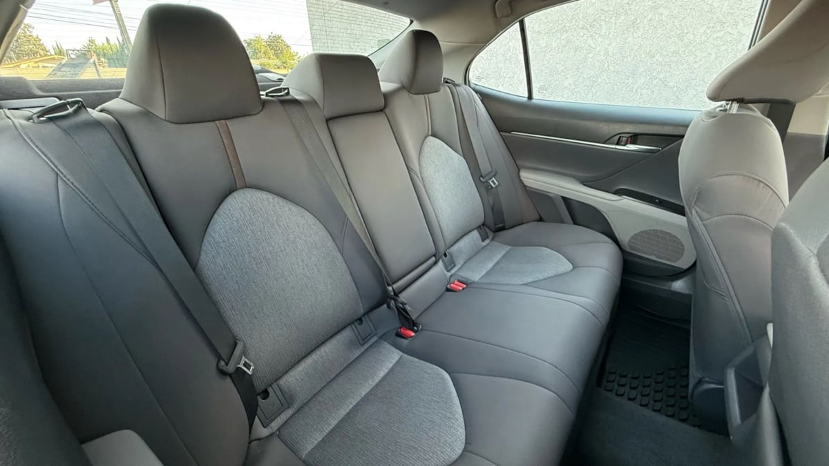 2018 Toyota Camry Hybrid LE photo 33