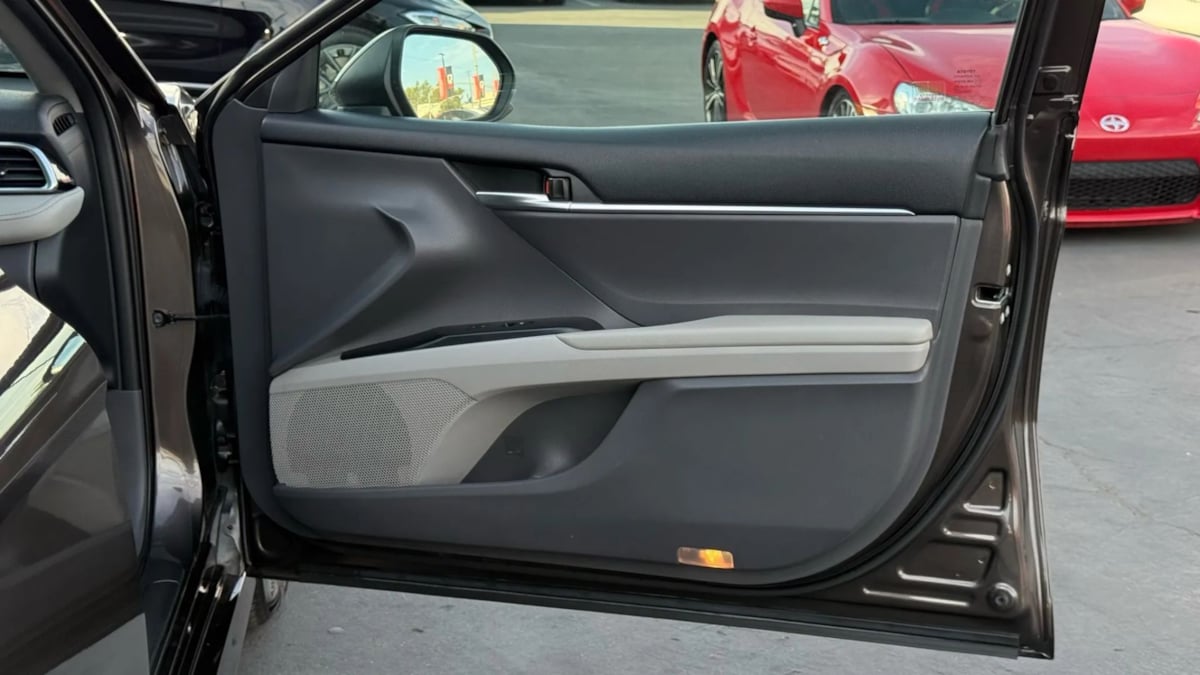 2018 Toyota Camry Hybrid LE photo 34