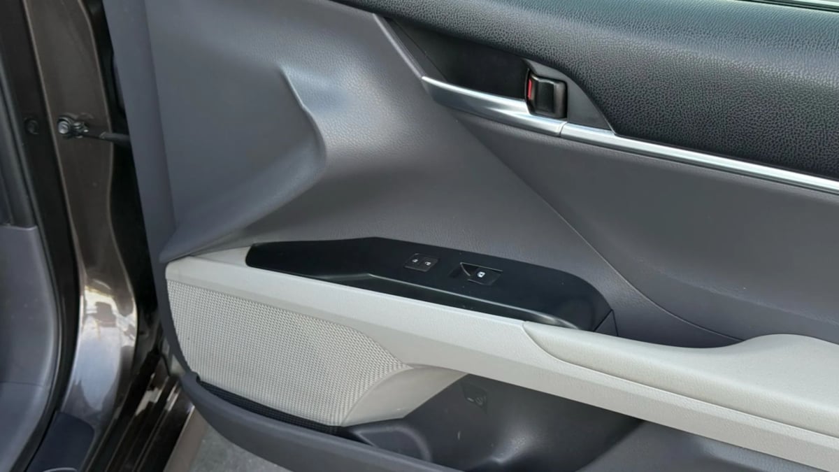 2018 Toyota Camry Hybrid LE photo 35