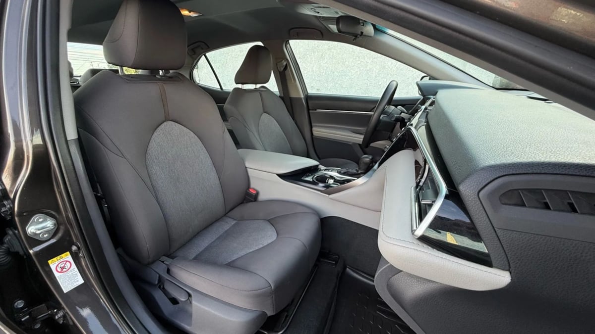 2018 Toyota Camry Hybrid LE photo 36
