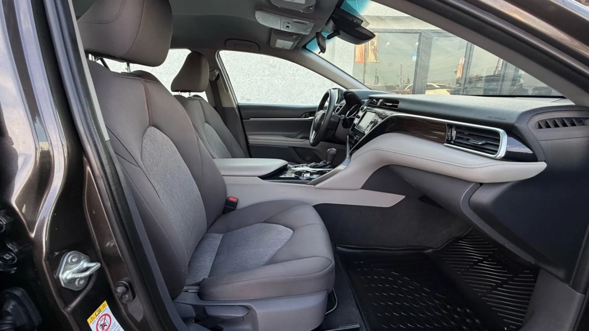 2018 Toyota Camry Hybrid LE photo 37