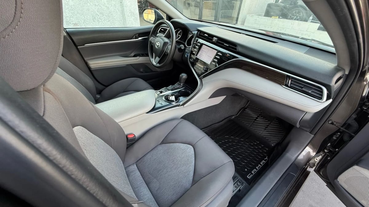 2018 Toyota Camry Hybrid LE photo 38