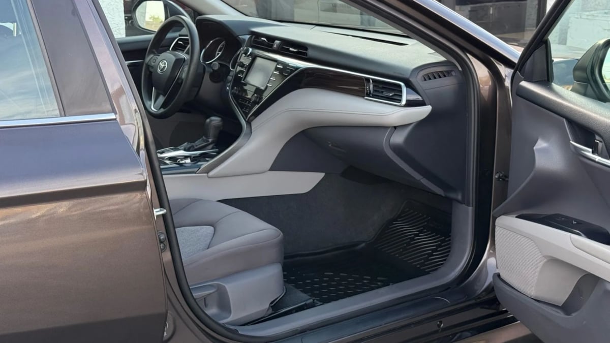 2018 Toyota Camry Hybrid LE photo 39