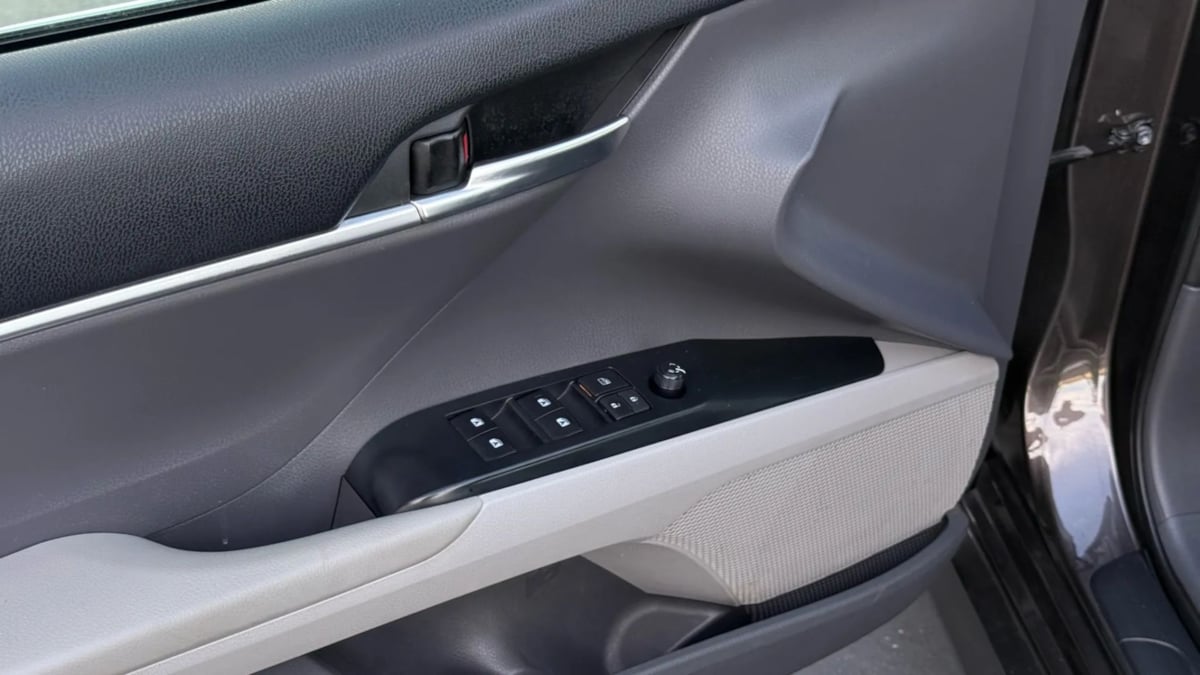 2018 Toyota Camry Hybrid LE photo 42